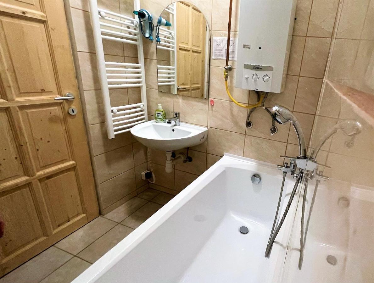 Evi Apartman Eger Buitenkant foto