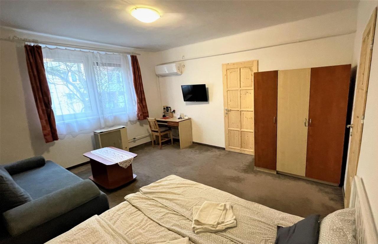 Evi Apartman Eger Buitenkant foto