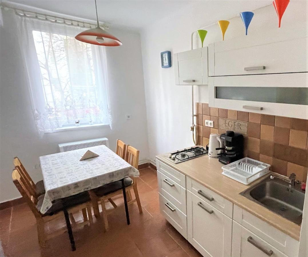 Evi Apartman Eger Buitenkant foto