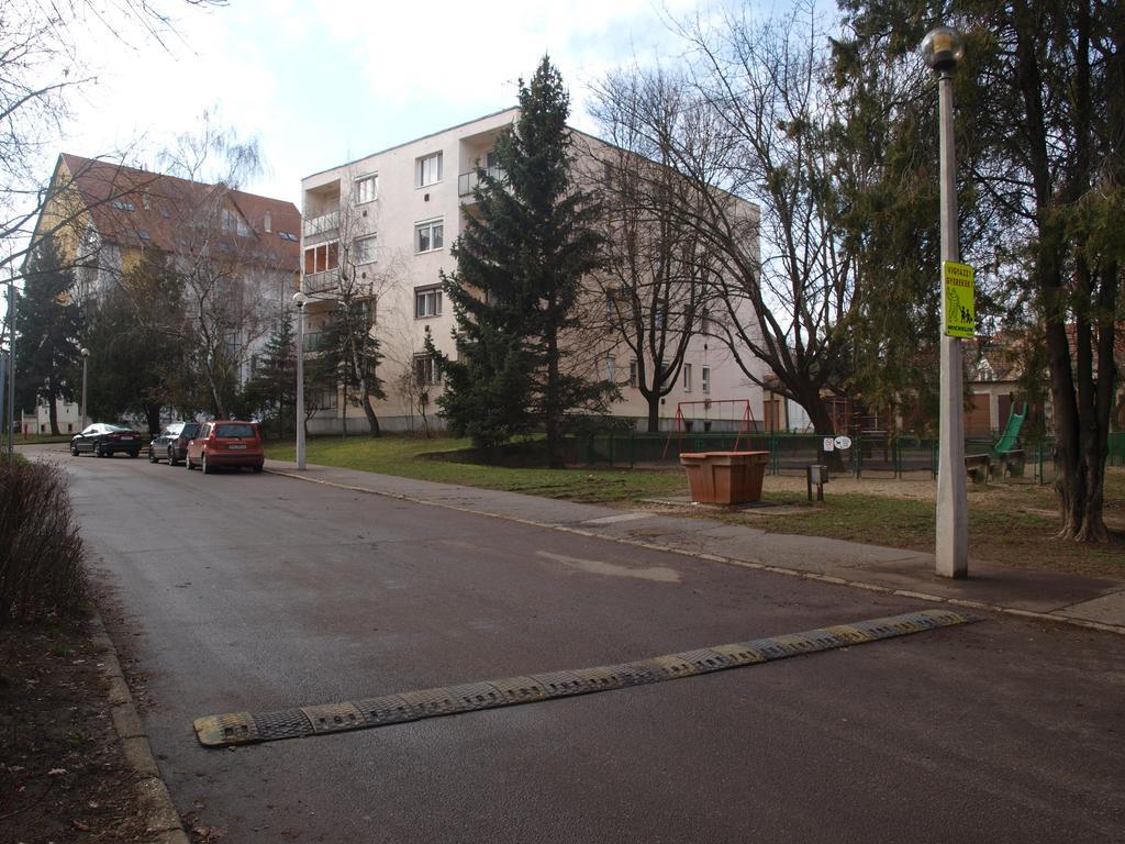 Evi Apartman Eger Buitenkant foto