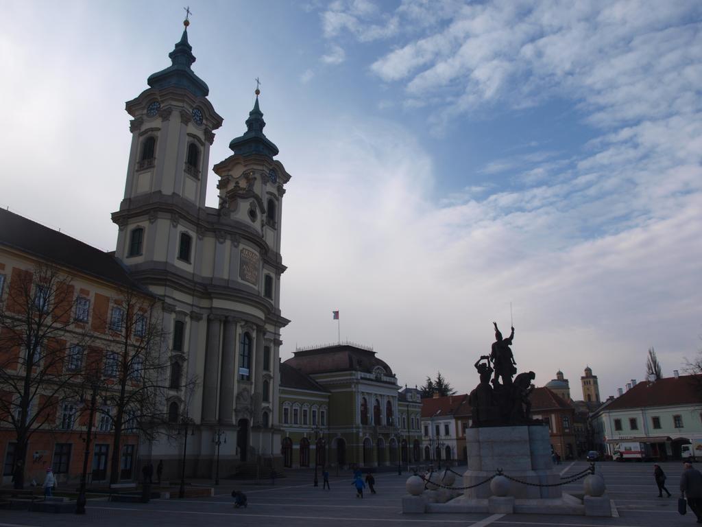 Evi Apartman Eger Buitenkant foto