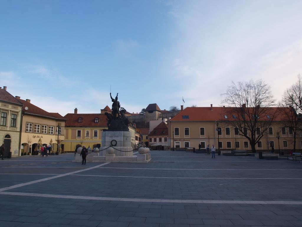 Evi Apartman Eger Buitenkant foto