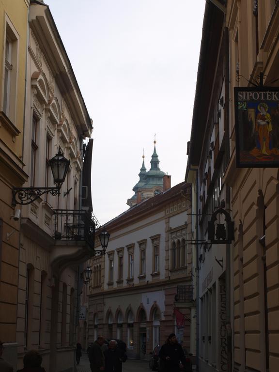Evi Apartman Eger Buitenkant foto