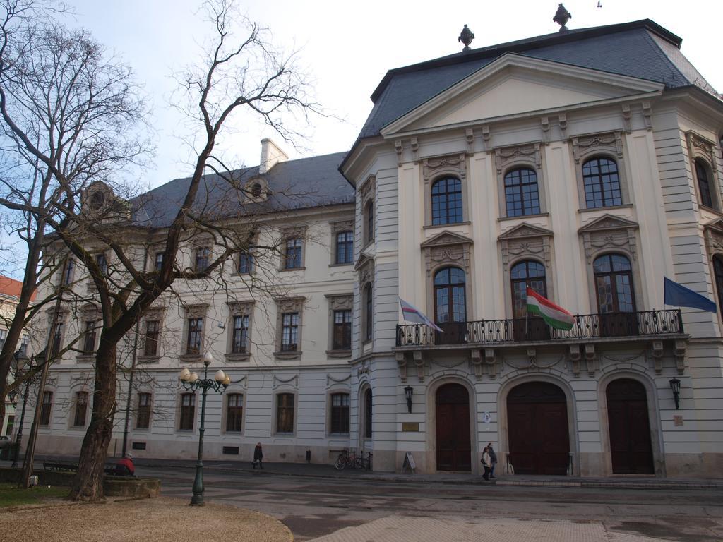Evi Apartman Eger Buitenkant foto