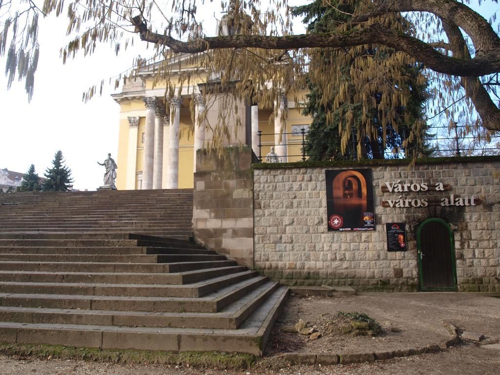 Evi Apartman Eger Buitenkant foto